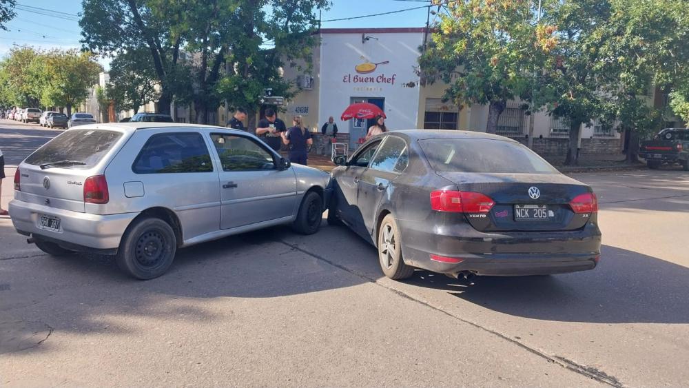 Choque entre dos autos sin lesionados en Núñez y Escalada