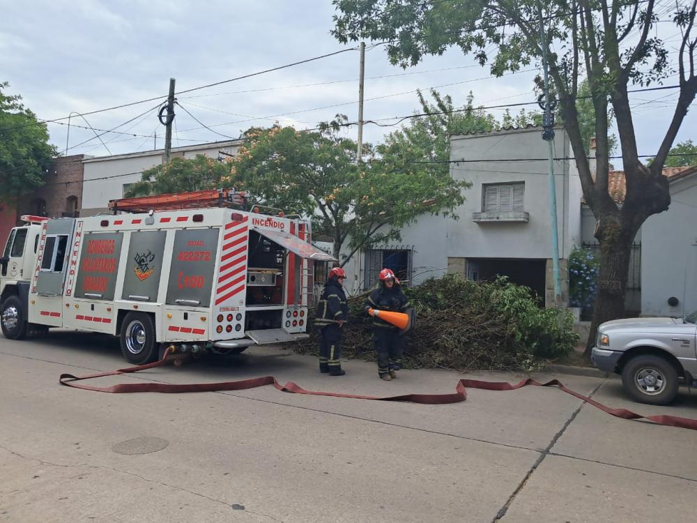 Quema descontrolada de ramas en un patio provocó un incendio mayor