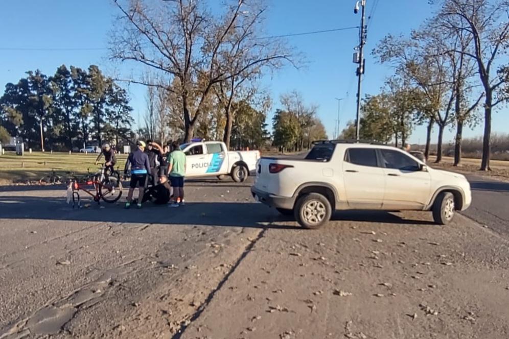 Accidente en el acceso: ciclista sufrió lesiones leves tras colisión con una camioneta