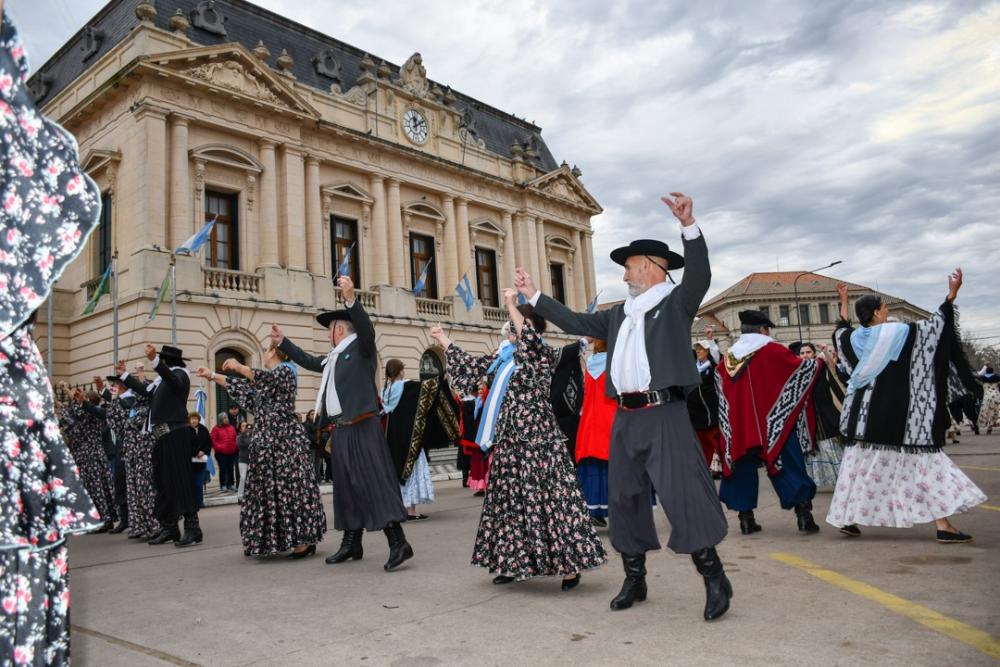Independencia: La comunidad vibró al ritmo de la Tradición en un desfile cívico inolvidable