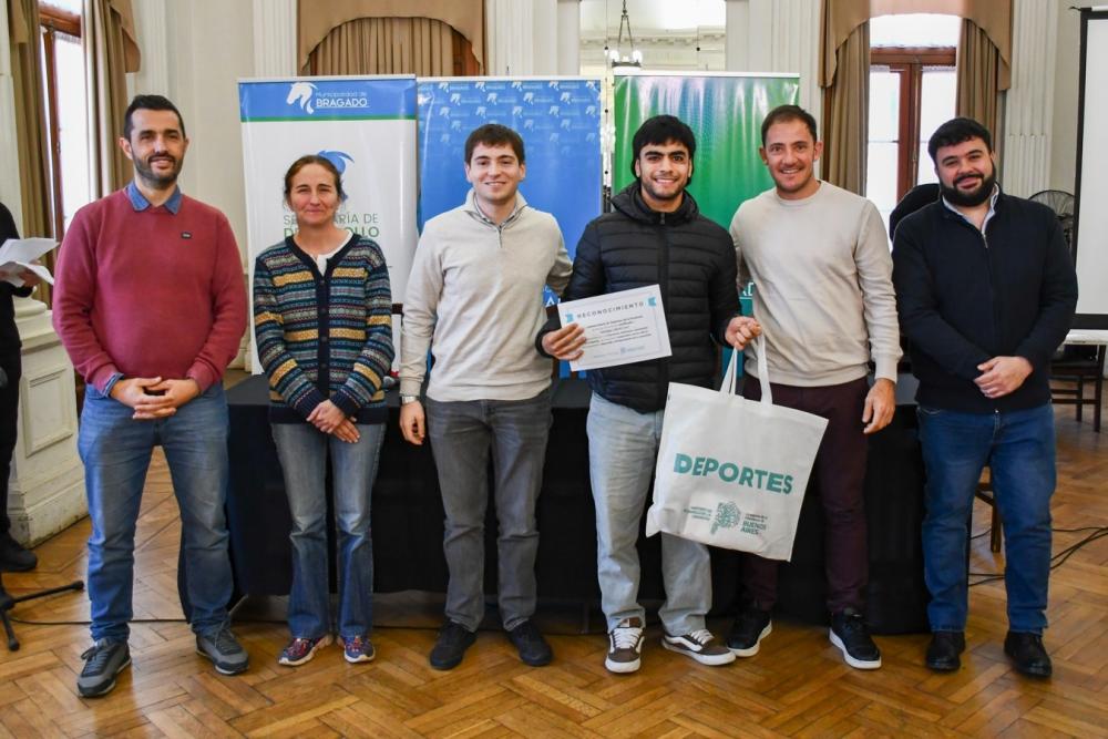 Se entregaron becas a deportistas y materiales a clubes locales