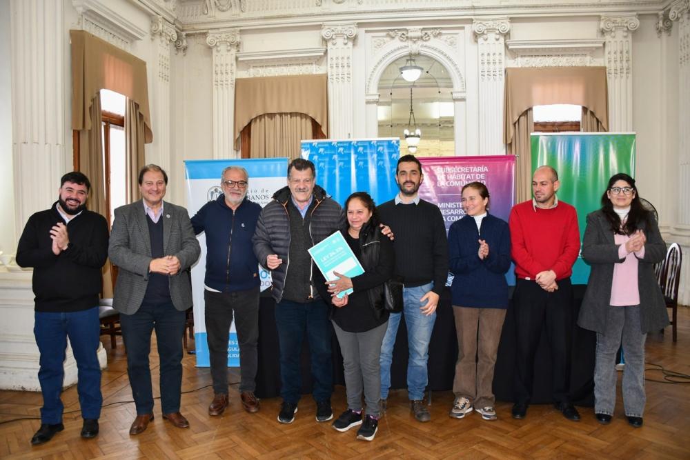 52 bragadenses recibieron la escritura de su propiedad