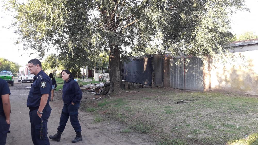 Vecino con ataque psiquiátrico arrojó muebles a la vereda y provocó incendio en su casa