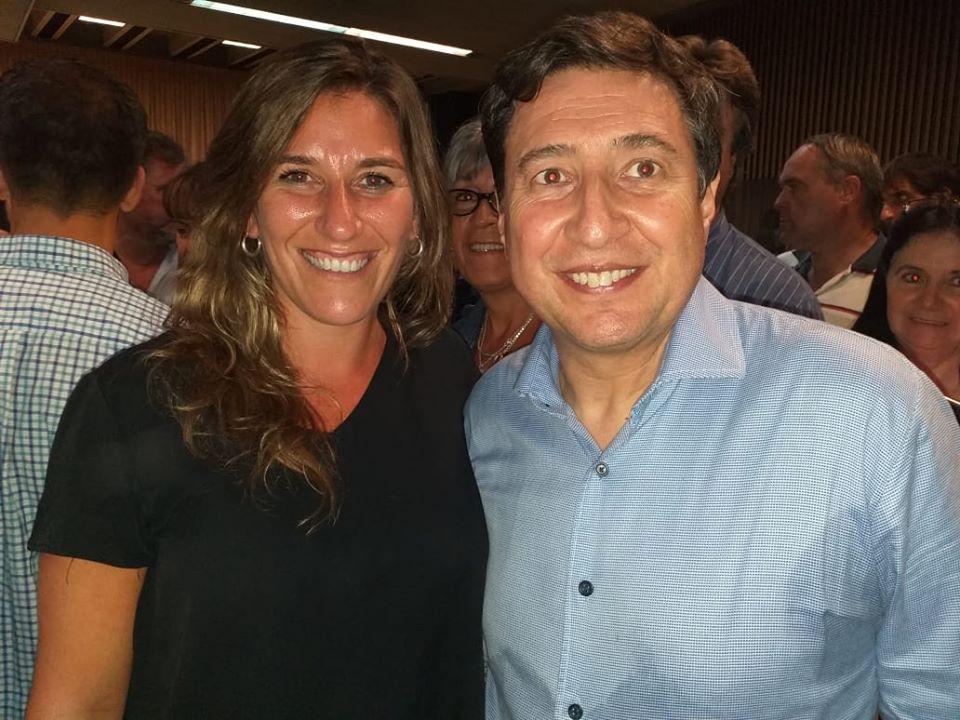 Natalia Gatica junto al ministro Arroyo en la entrega de tarjetas AlimentAR