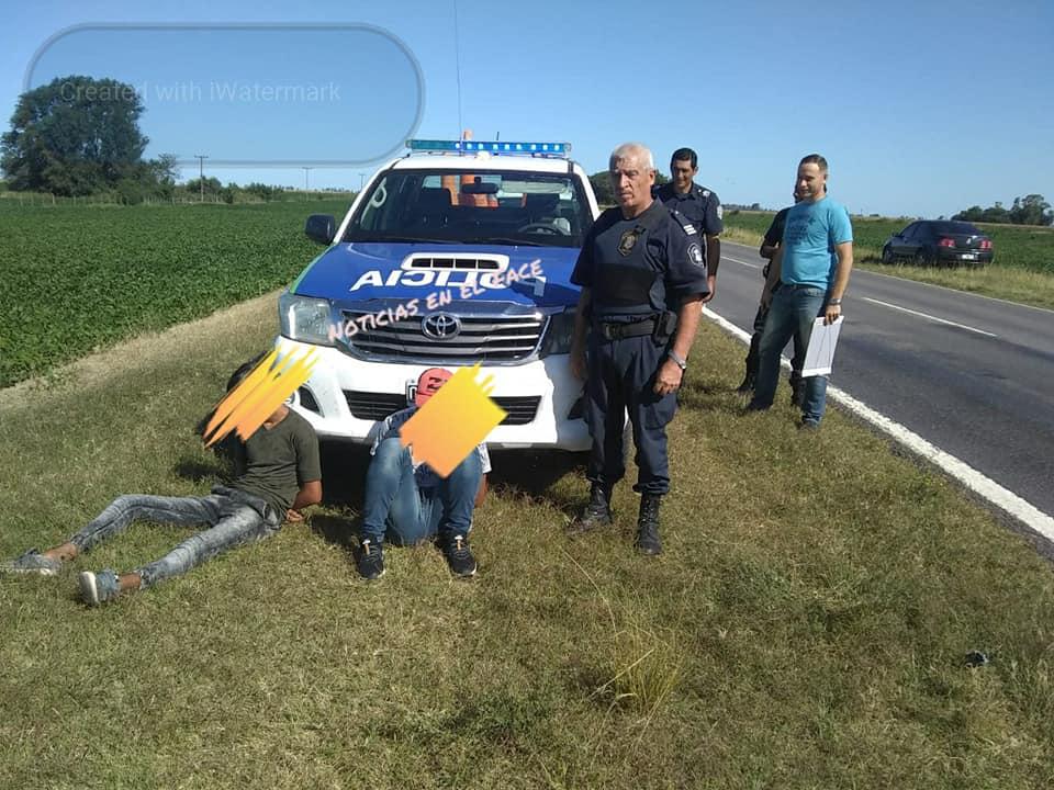 La policía los trasladó a declarar por un ilícito y se volvieron en una moto robada