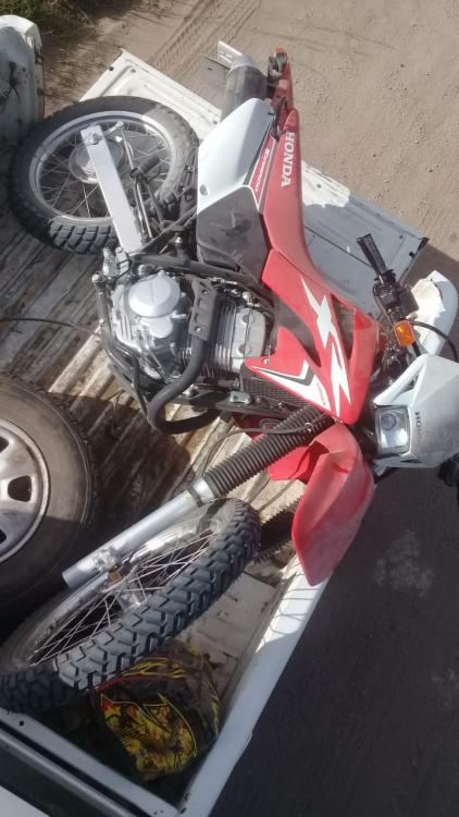Un motociclista está muy grave luego de sufrir un accidente en un camino rural