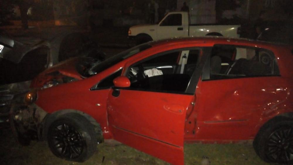 Chocó una moto y luego un auto estacionado en Alem y Quenard