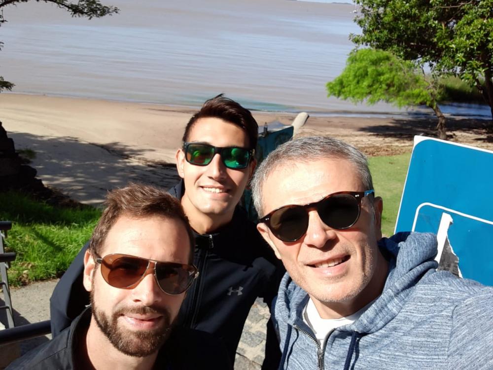 Tres deportistas locales cruzaron a nado el Río de la Plata y marcaron historia