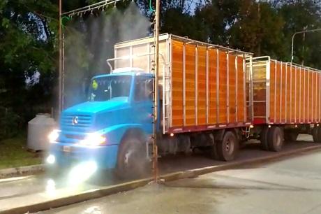 En Alberti desinfectan los vehículos con un sistema inventado por vecinos
