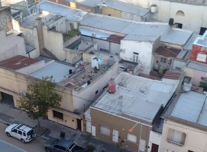 Cuarentena en Bragado: un vecino se puso a cantar en la terraza y fue aplaudido desde los edificios