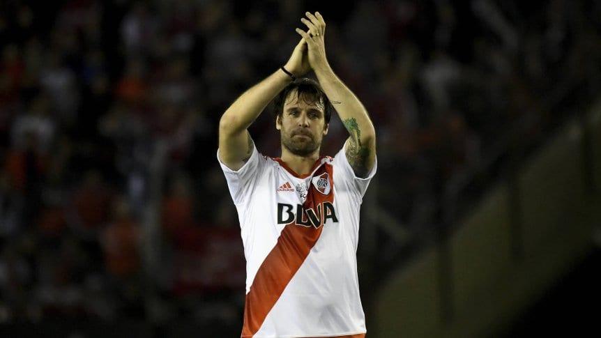 Cavenaghi rifa una camiseta muy especial de River para ayudar a su pueblo