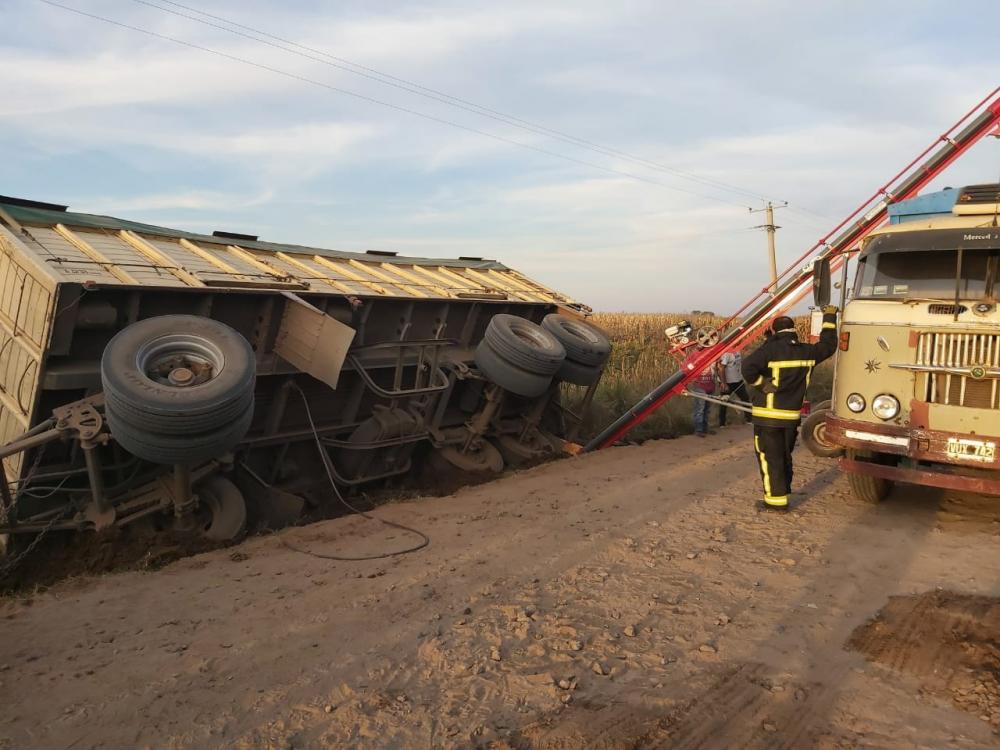 Volcó un camión de Bragado en el acceso a Comodoro Py