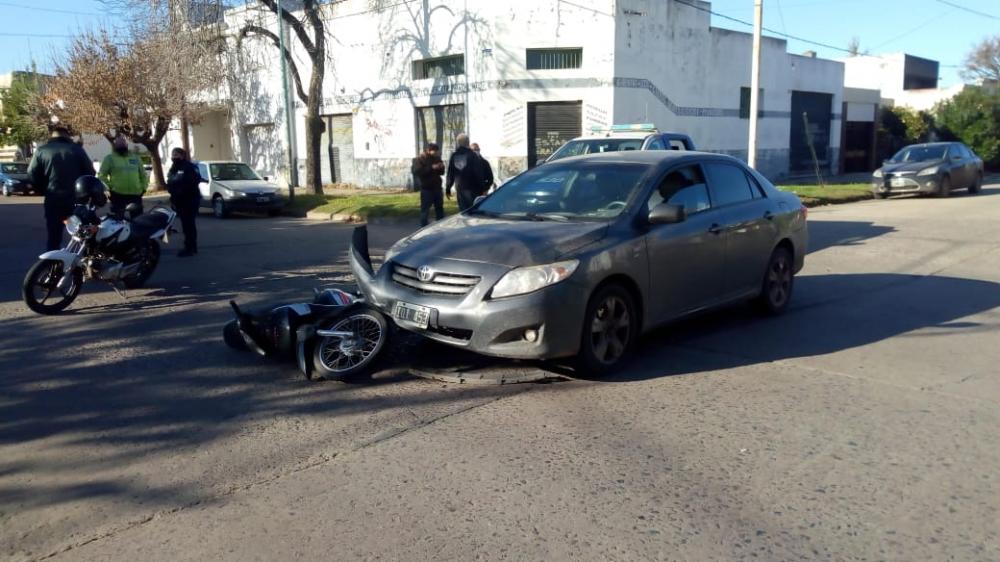 Una embarazada hospitalizada tras el choque de una moto y un auto