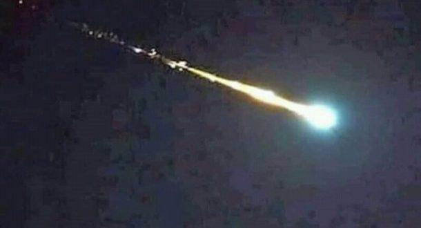 Intriga por las luces que iluminaron el cielo con estruendo en la región
