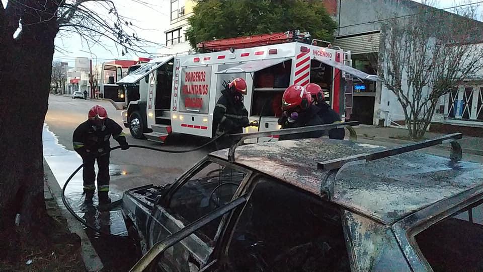 Un auto ardió en llamas en pleno centro