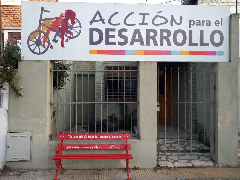 Acción Para el Desarrollo colocó un banco rojo en su sede partidaria
