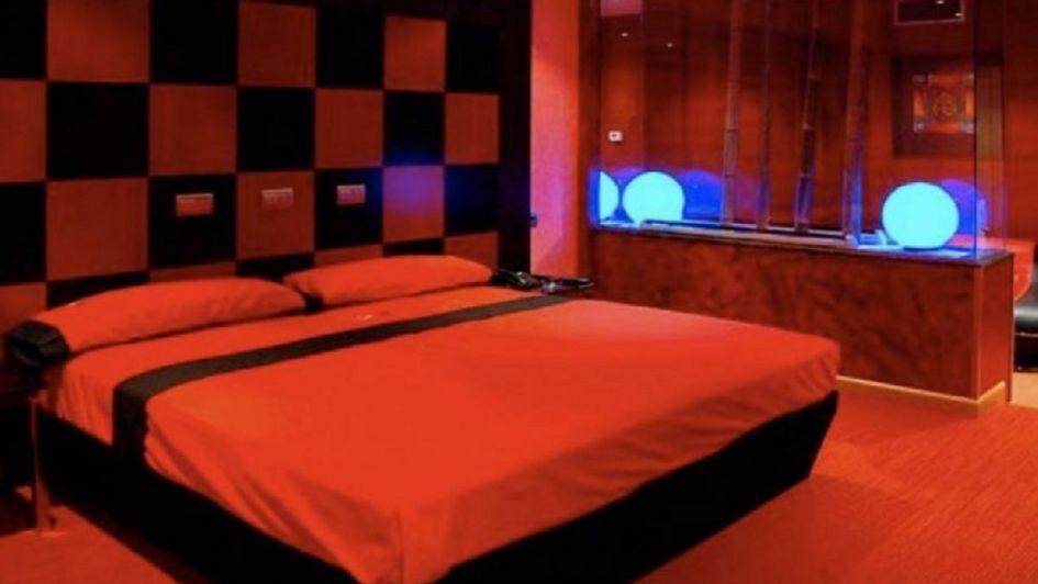 Escándalo en hotel alojamiento: trío sexual se negó a pagar el turno y acabaron en la comisaría