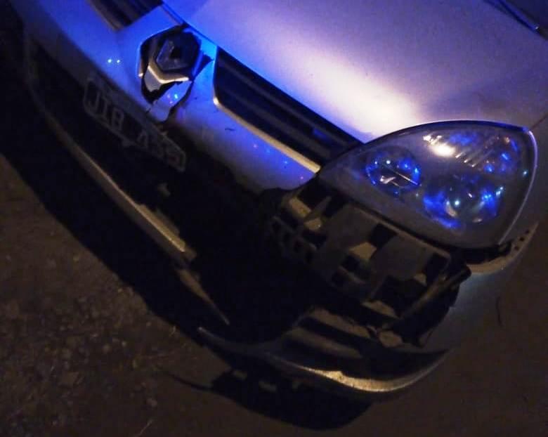 Embistieron un auto estacionado y se dieron a la fuga