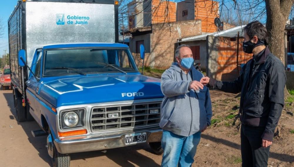 En una puesta cinematográfica, el Intendente de Junín entregó la camioneta reparada al verdulero recuperado