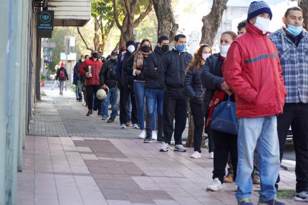 IFE: más de la mitad de los que cobran el bono de $10.000 tienen hasta 24 años