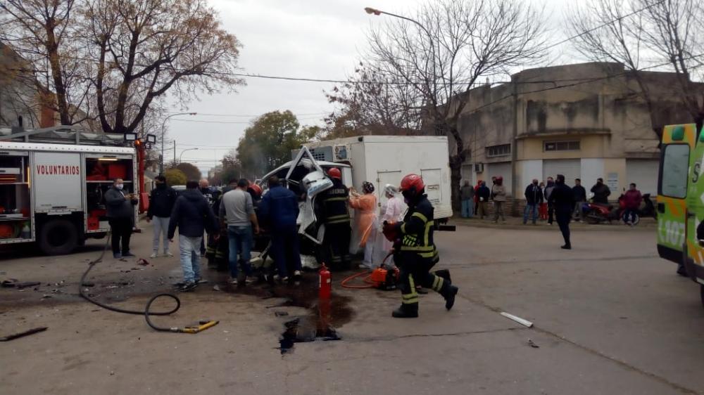 Impresionante choque entre dos transportes alimenticios en Pellegrini y Chacabuco