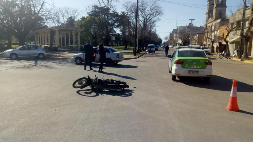 Choque entre moto y un auto en pleno centro