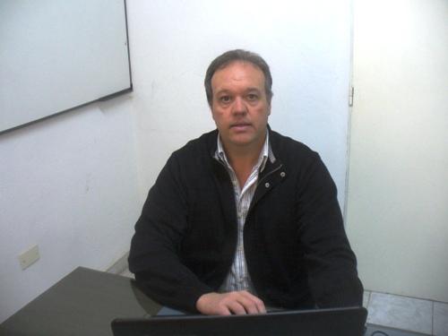 En una nota, cerca de 50 socios del Aeroclub respaldaron a Jorge Peña