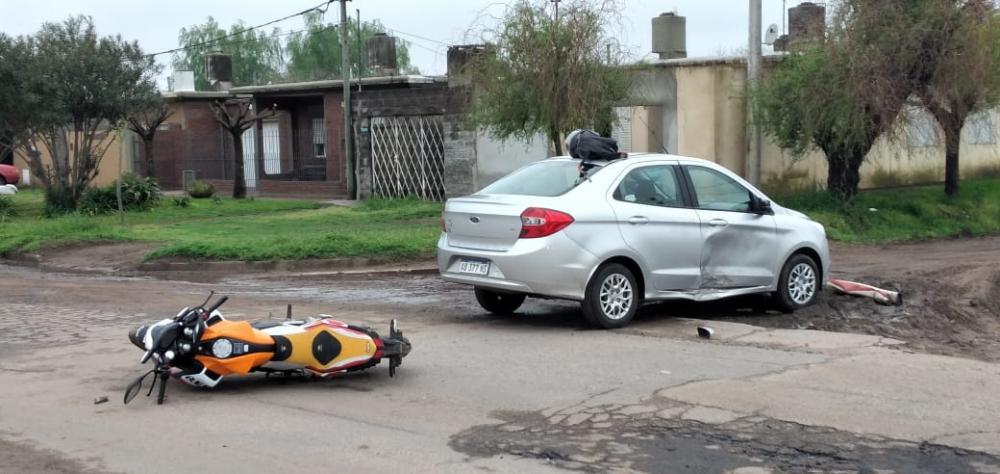 Fuerte choque entre moto y auto en Pacheco y Combate de San Lorenzo