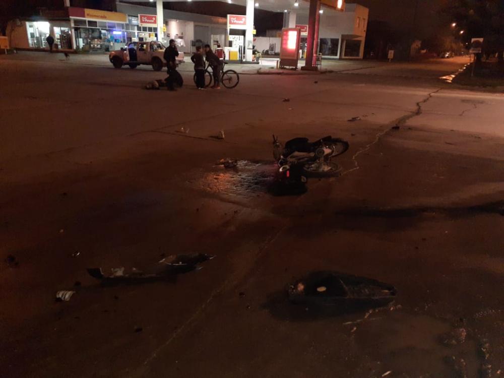 Otro accidente: moto y auto chocaron en la noche de este sábado