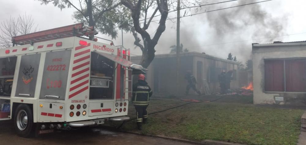 Incendio en una vivienda del barrio 25 de Mayo: cuatro hospitalizados