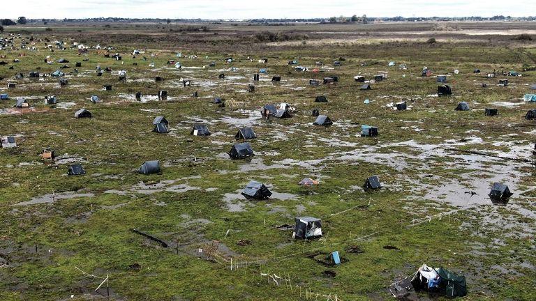 Kicillof evalúa entregarle un subsidio de 50 mil pesos a los que tomaron tierras