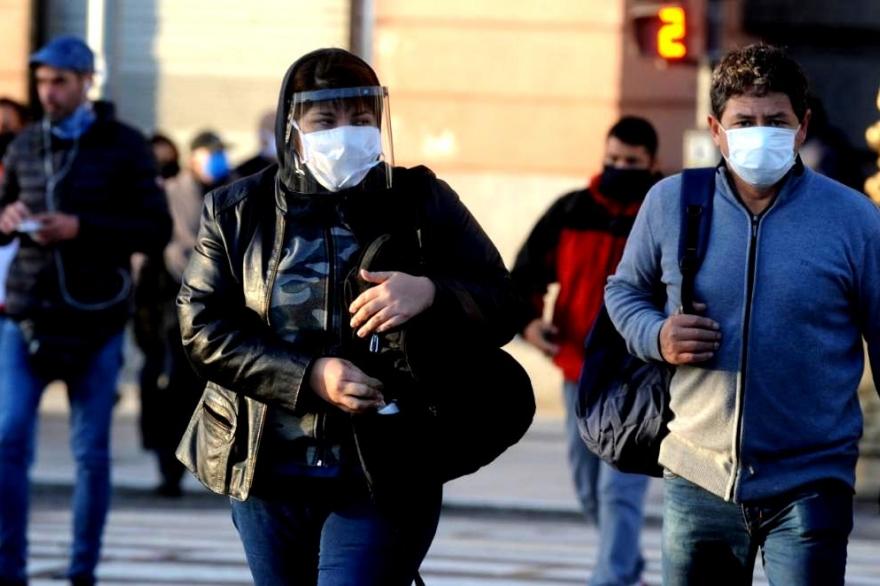 Todos los municipios del AMBA y la mitad del interior bajaron los contagios