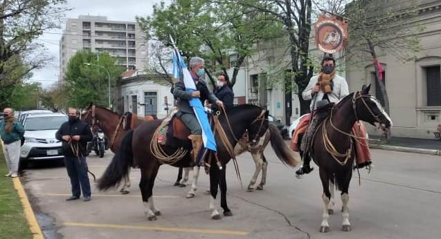 Tradición con barbijos: la Fiesta del Caballo marcó presencia con el izamiento de la bandera