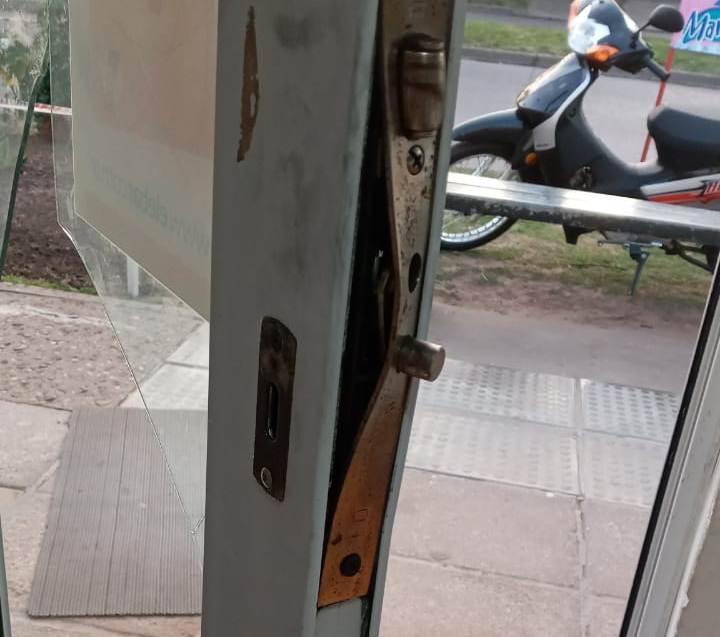 Robaron en una despensa de calle Hermanos Islas