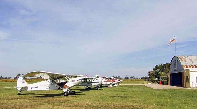 Vecino del Aeroclub molesto con el sobrevuelo de aviones, agredió a pilotos y fue aprehendido