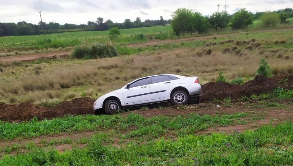 Se durmió y quedó atascado en una cuneta de un camino vecinal