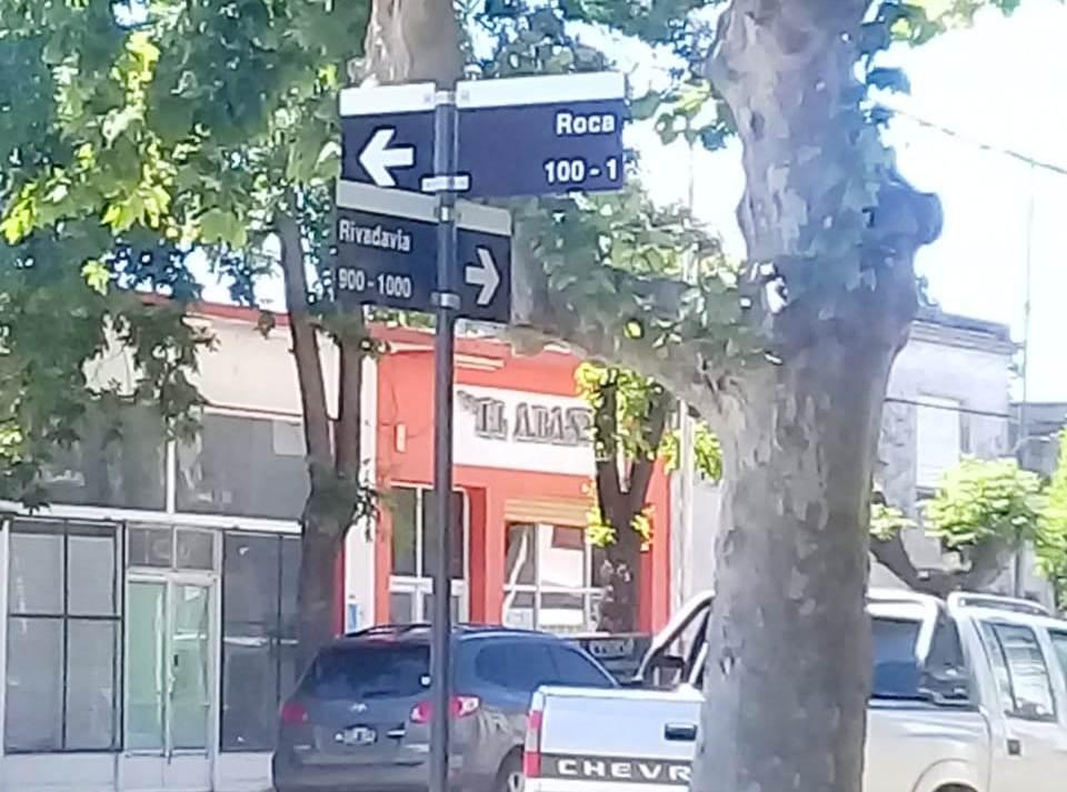 Colocaron nuevas señaléticas pero se confundieron con el sentido de la calle