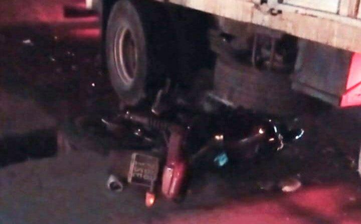 Motociclista terminó debajo de un camión esta madrugada