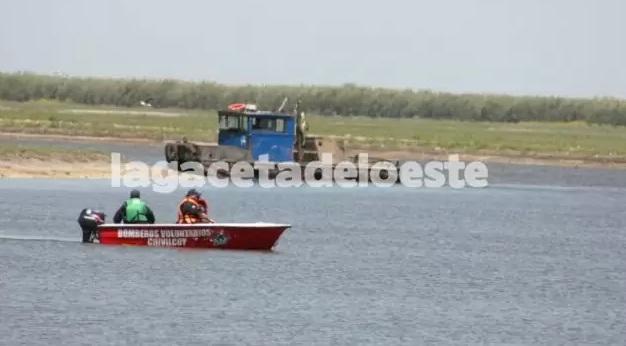 Bomberos de toda la región lograron dar con un chivilcoyano que se ahogó en el Salado