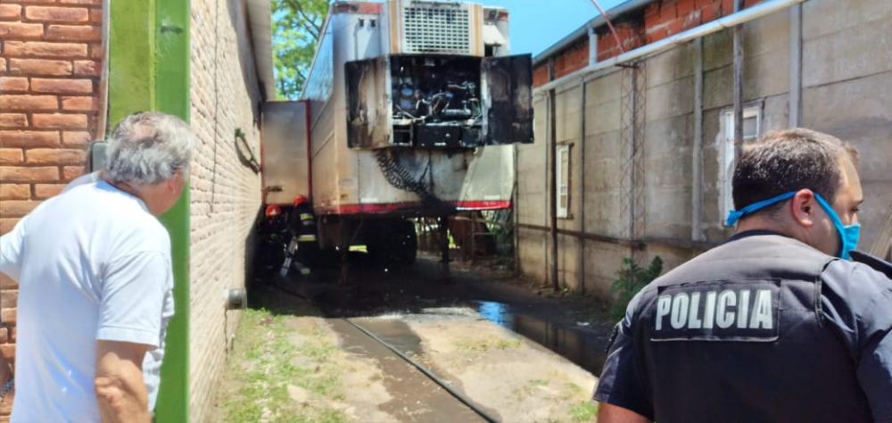 Arde una cámara frigorífica de frutas en calle Elizondo