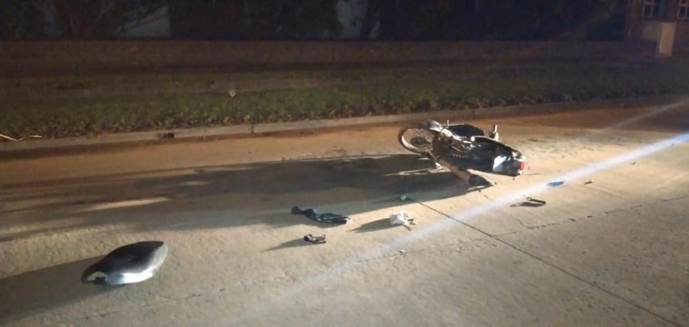 Motociclista se llevó por delante un badén y cayó al piso