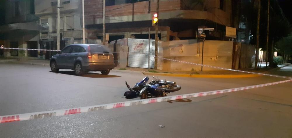 Un motociclista con lesiones importantes por un choque en la madrugada