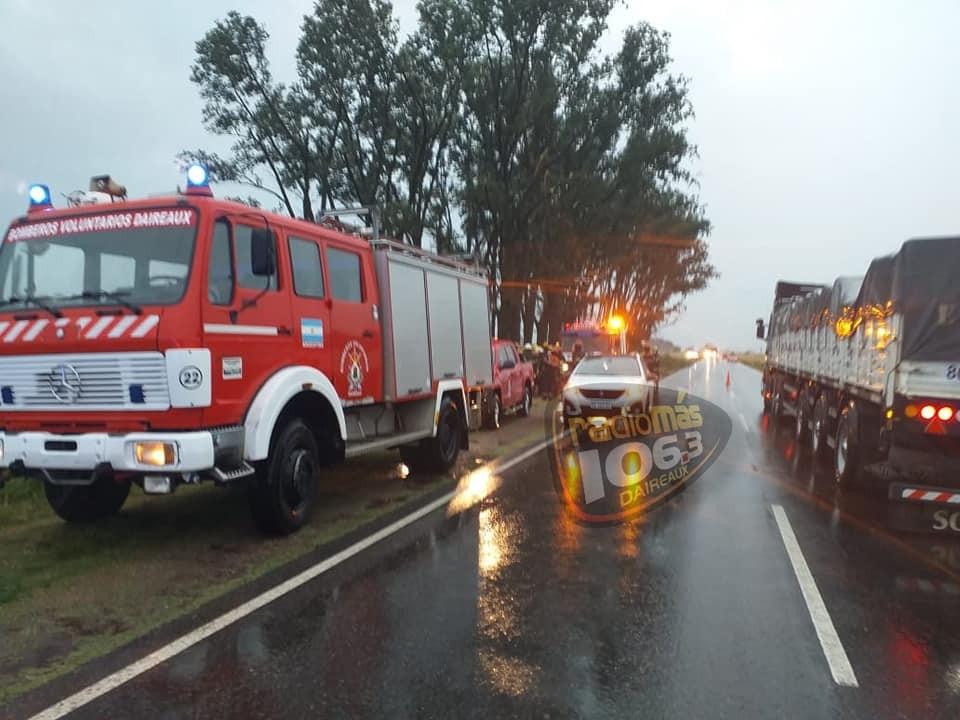 Temporal en la Provincia: árbol cayó sobre un auto donde iba una familia y murió una menor
