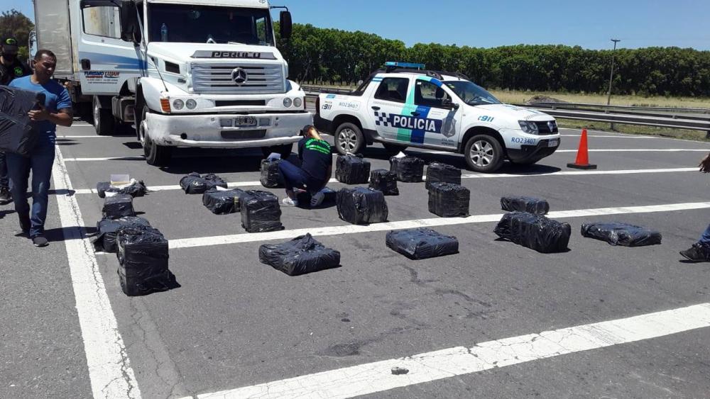 Ruta 5: policía intercepta camión con más de media tonelada de estupefacientes.