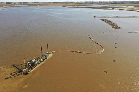 Avanzan las obras de ampliación del cause del Río Salado