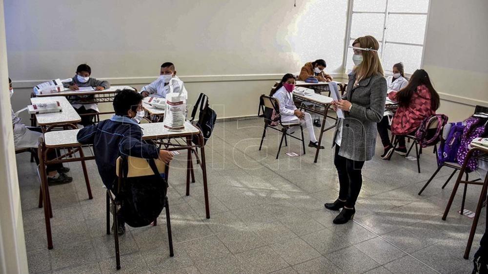 Kicillof anunció que la semana próxima comenzará la vacunación de docentes con factores de riesgo