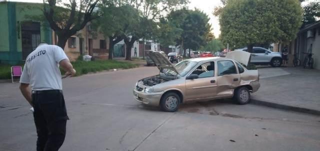 Fuerte choque entre dos autos en Moreno y Barrera