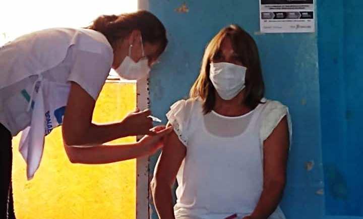 Se vacunó Pupy Pan Rivas y le agredeció al Presidente Fernández 
