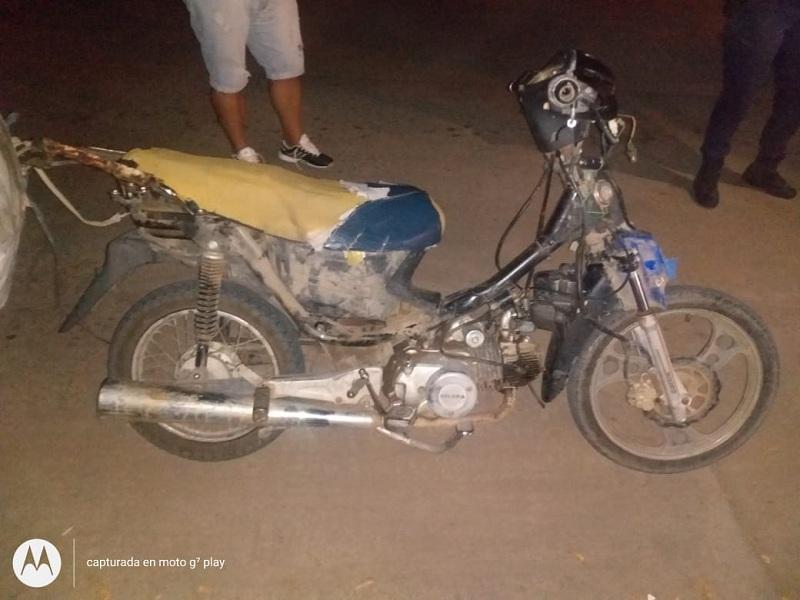 Choque entre moto y auto frente al hospital