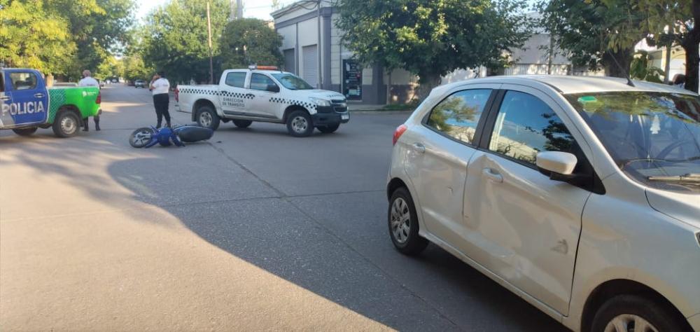 Un motociclista de 14 años impactó contra un auto en General Paz y Saavedra
